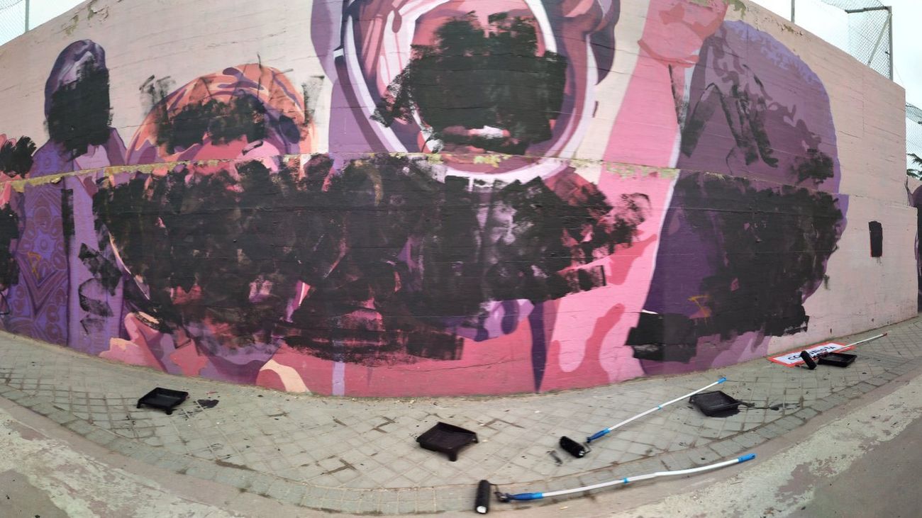 Mural feminista de Ciudad Linea, vandalizado con pintura negra