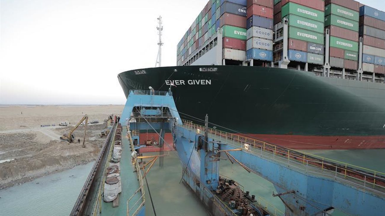 El 'Ever Given' encallado en el Canal de Suez