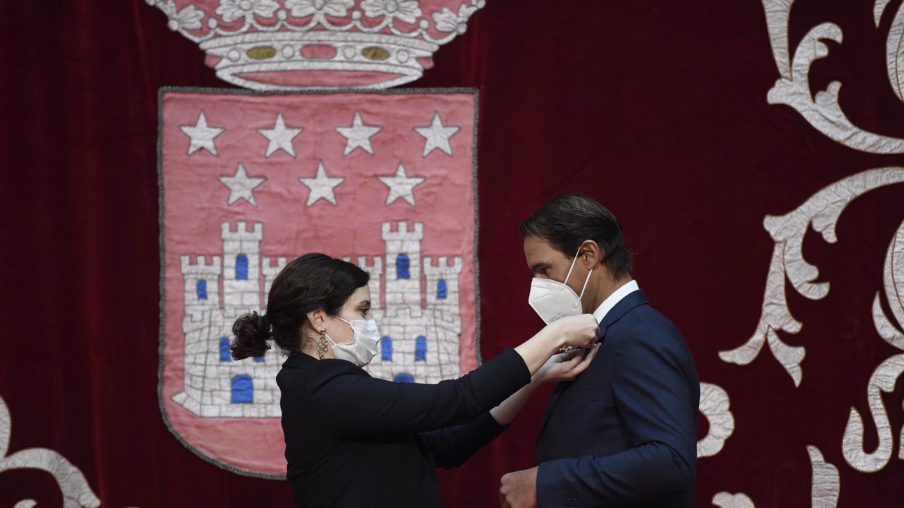 Rafael Nadal es condecorado por la presidenta de Madrid con la Gran Cruz de la Orden del Dos de Mayo