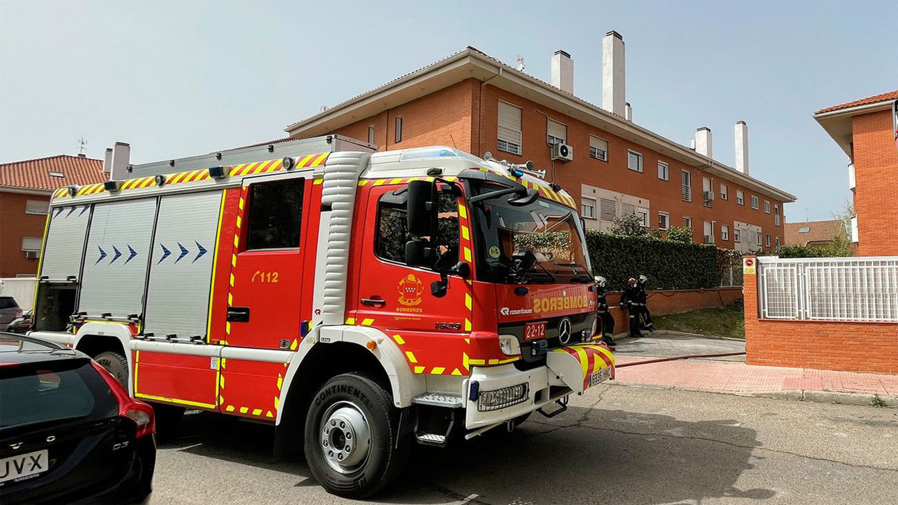 Desalojadas varias viviendas de Alcalá por el incendio de 3 coches en un garaje