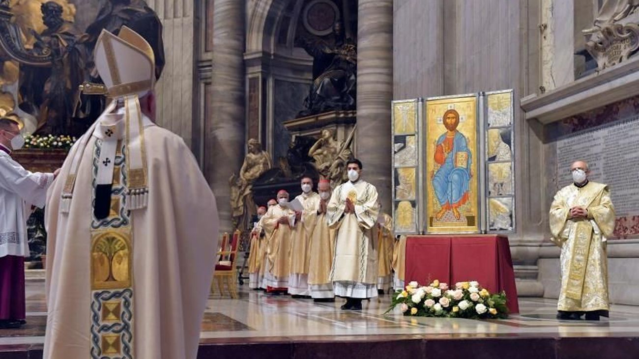 El Papa celebra la misa de Resurrección en la basílica de San Pedro
