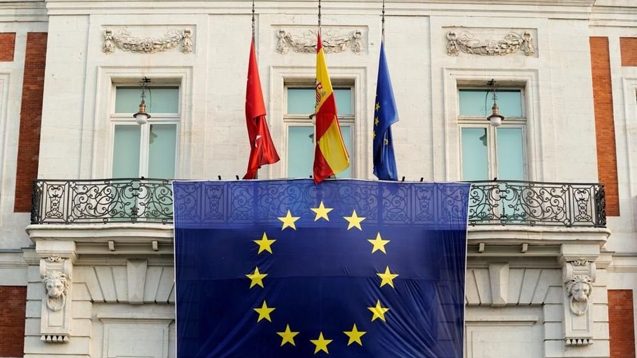 La fachada de la Real Casa de Correos luce la bandera de la Unión Europea para conmemorar su día
