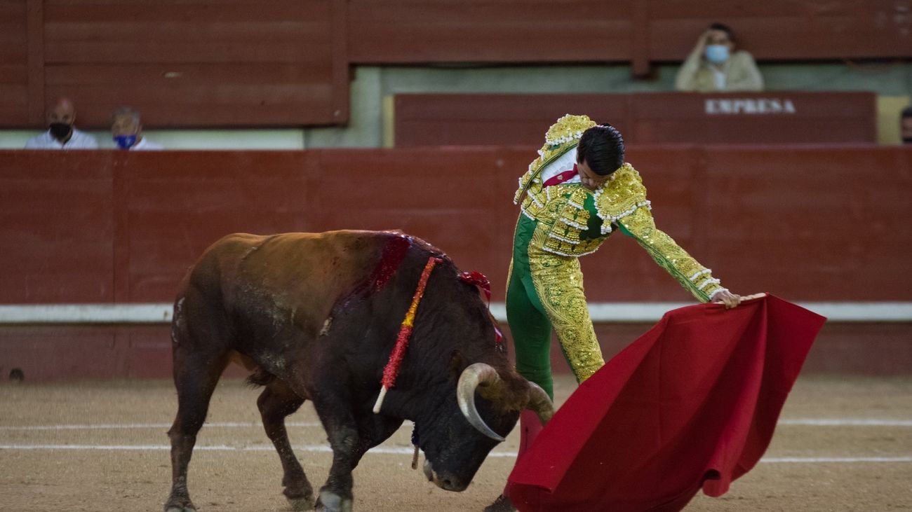 Emilio de Justo, dos orejas y lesión de vértebras en el cierre de la Feria de Leganés