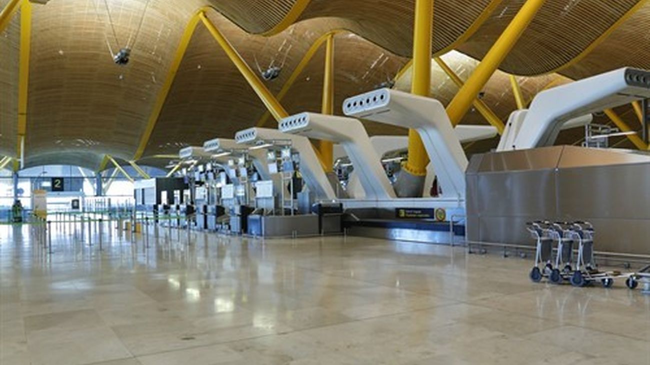 Ambiente en la T4 del Aeropuerto de Madrid-Barajas Adolfo Suárez durante las restricciones de movimiento en Madrid