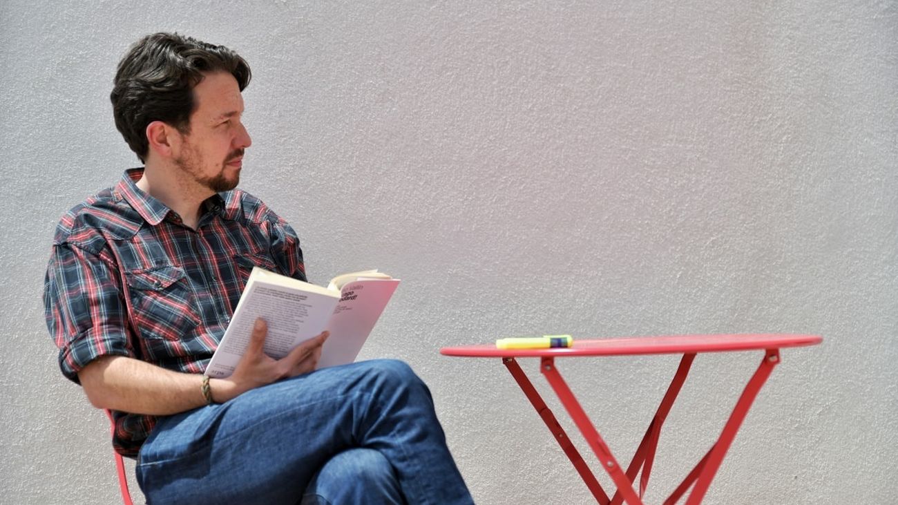 El exsecretario general de Podemos, Pablo Iglesias, lee un libro tras cortarse el pelo y dejar atrás su icónica coleta