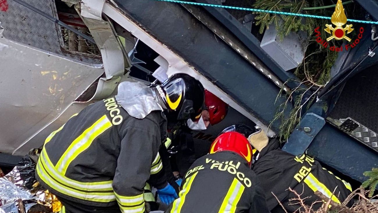 Bomberos buscan supervivientes en el teleférico accidentado en Italia