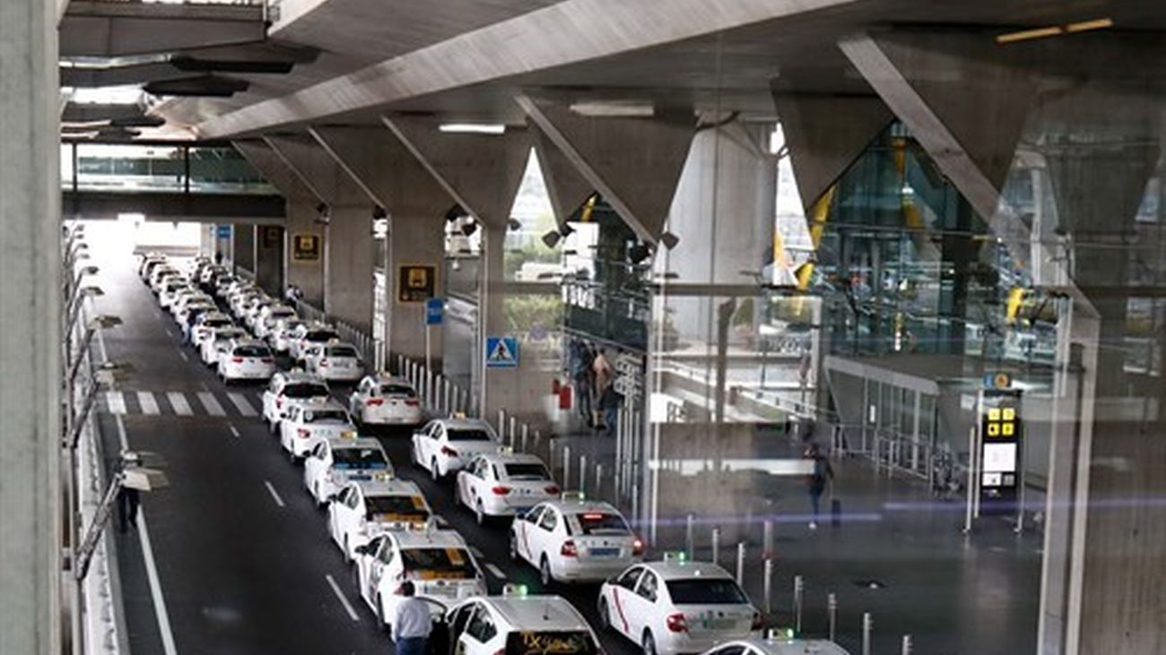 Fila de taxis a la salida de la T4 del aeropuerto Adolfo Suárez Madrid-Barajas