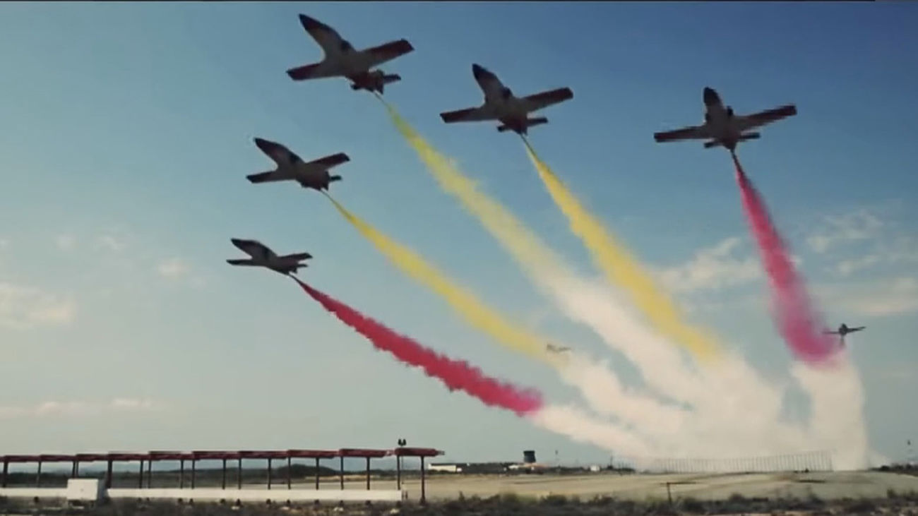 La Patrulla Águila, preparada para el espectáculo en el cielo de Madrid