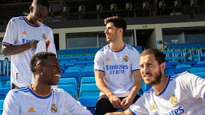 Benzema, Marcelo y Asensio lucen la nueva camiseta del Real Madrid 