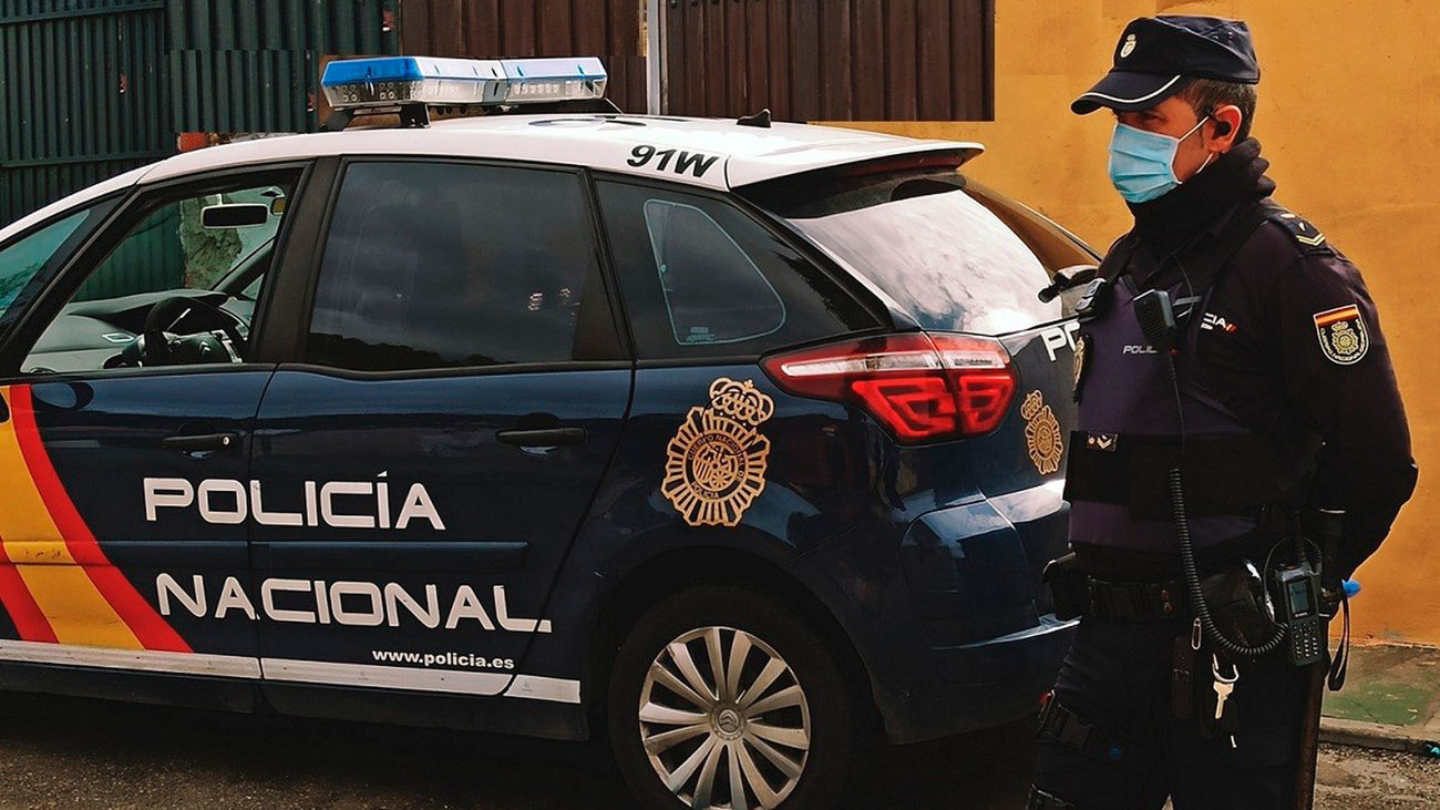 La Policía detuvo al individuo como presunto autor de un delito de odio, amenazas, quebrantamiento y daños.