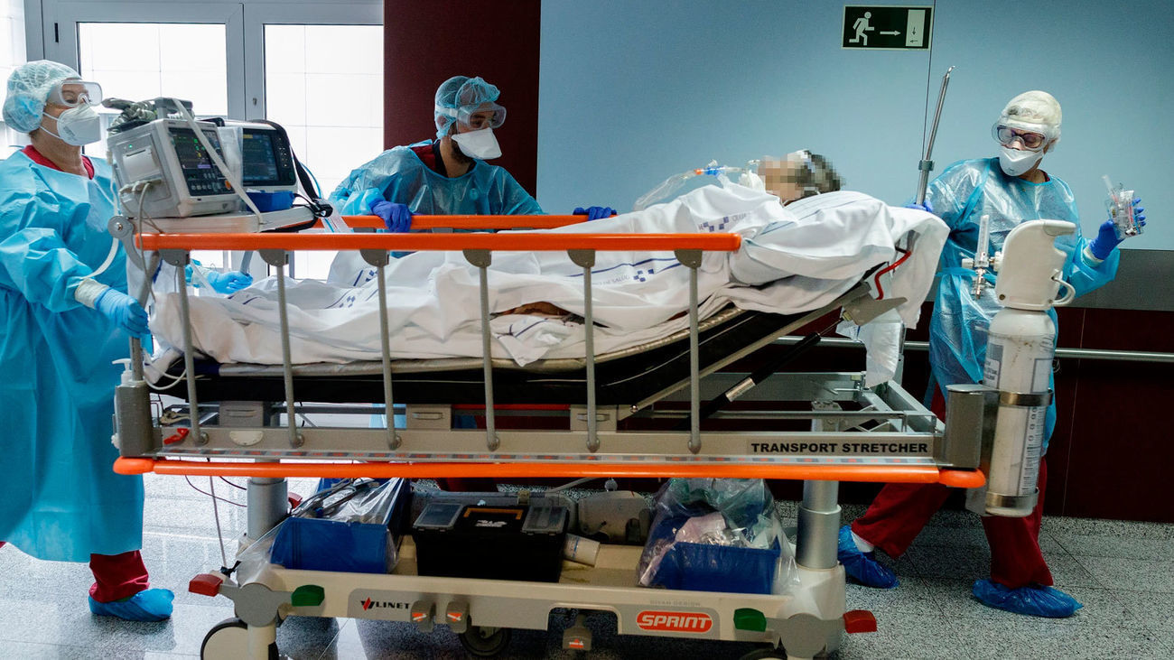 Un paciente Covid es trasladado por un equipo médico