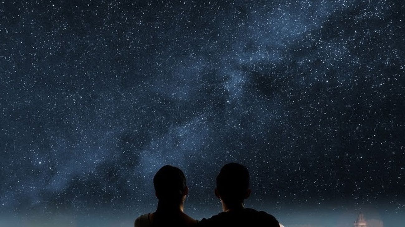 Pareja contemplando las perseidas