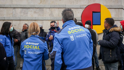 Madrid ofrece su apoyo para ayudar a las 400 personas sin hogar que pernoctan en Barajas