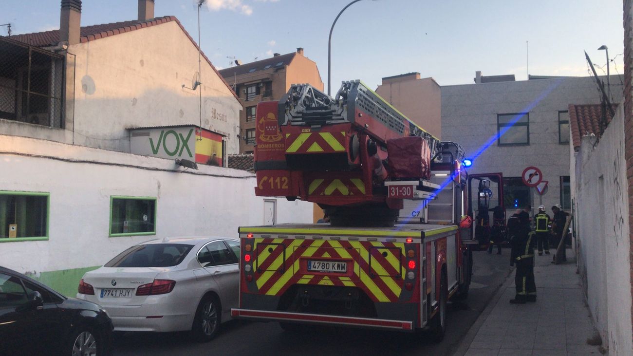 Autoescala de los Bomberos de la Comunidad de Madrid frente a la sede de Vox en Parla