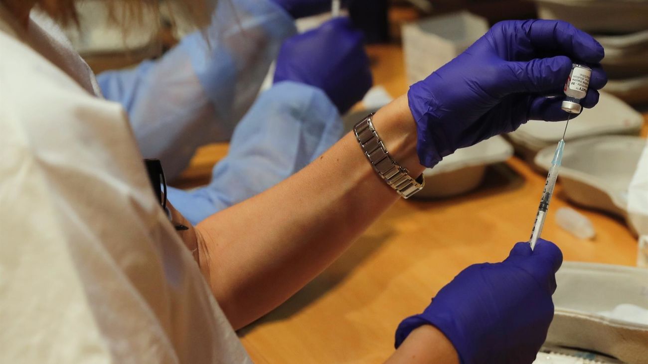 Una sanitaria de Madrid prepara una vacuna contra el coronavirus