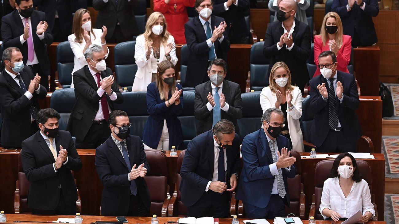 Los diputados del PP aplauden a Isabel Díaz Ayuso en la Asamblea de Madrid