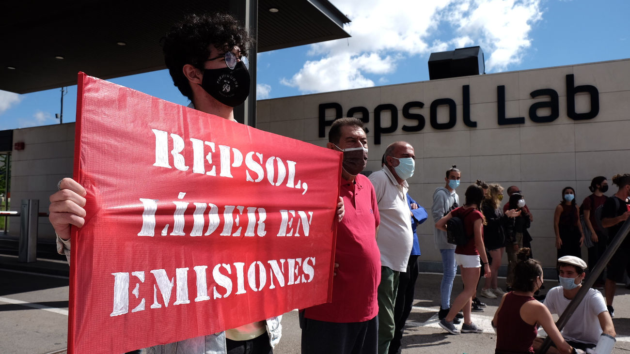 Activistas de Rebelión por el Clima frente a las instalaciones de Repsol en Móstoles