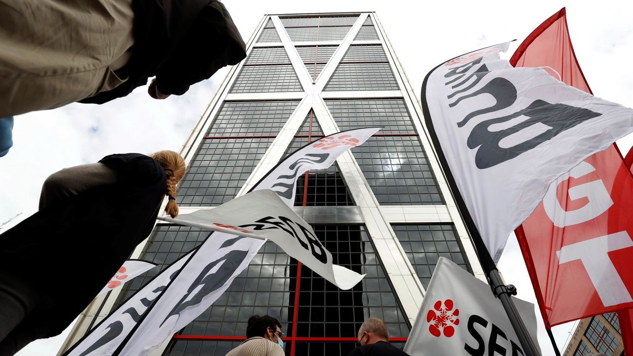 Trabajadores de Caixabank se manifiestan en las Torres Kio en Madrid durante su jornada de huelga contra el ERE planteado por el banco