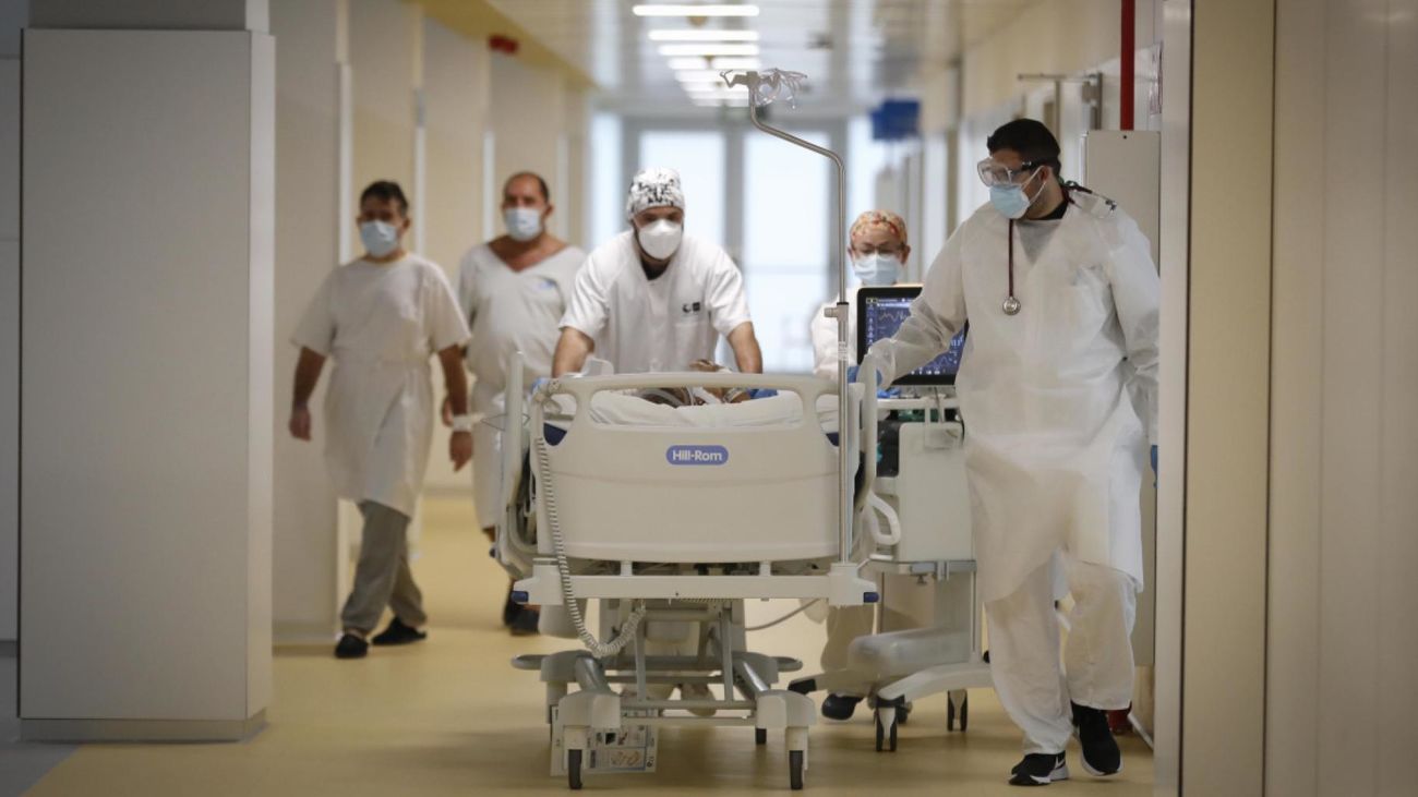 Traslado de un paciente enfermo en el interior del Hospital Isabel Zendal