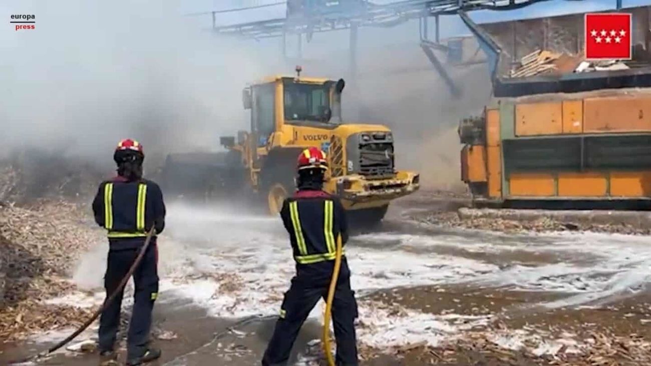 Bomberos trabajan en la extinción de un incendio de material para reciclaje almacenado en Alcalá