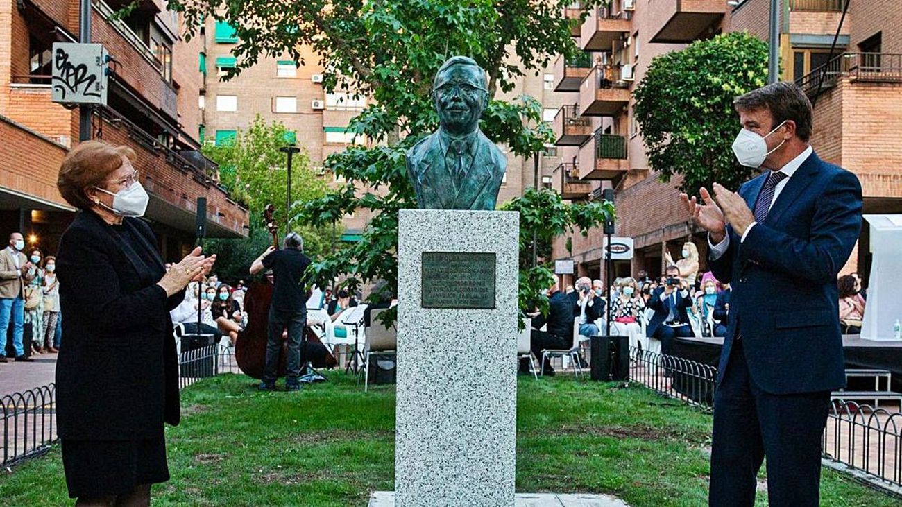 Busto y placa homenaje a José Folgado
