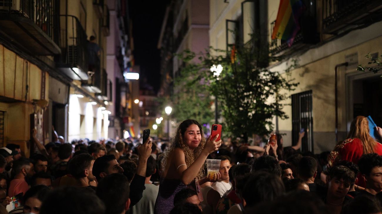 Cientos de personas en el barrio madrileño de Chueca celebrando el día del Orgullo LGTBI