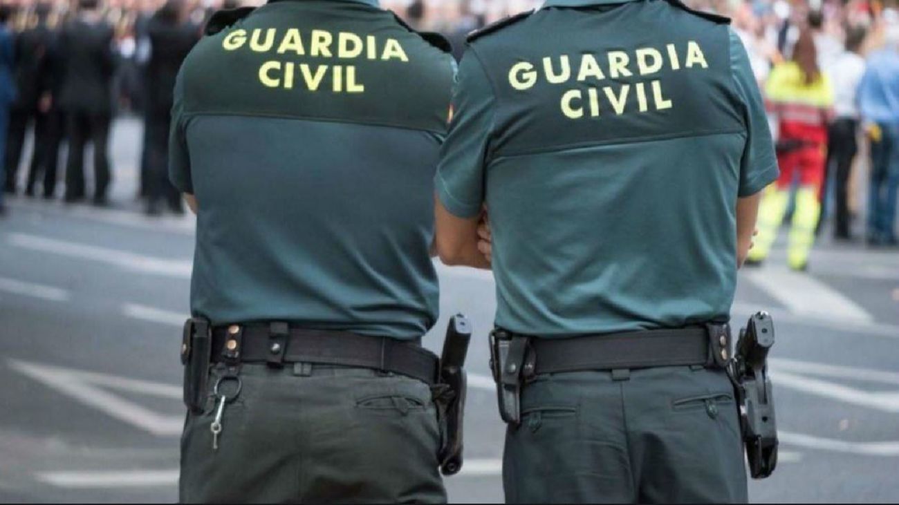 Agentes de Guardia Civil de patrulla en la calle