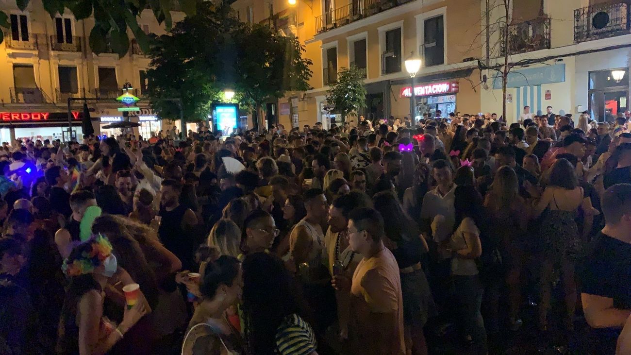 Botellón en la Plaza de Chueca en las fiestas del Orgullo