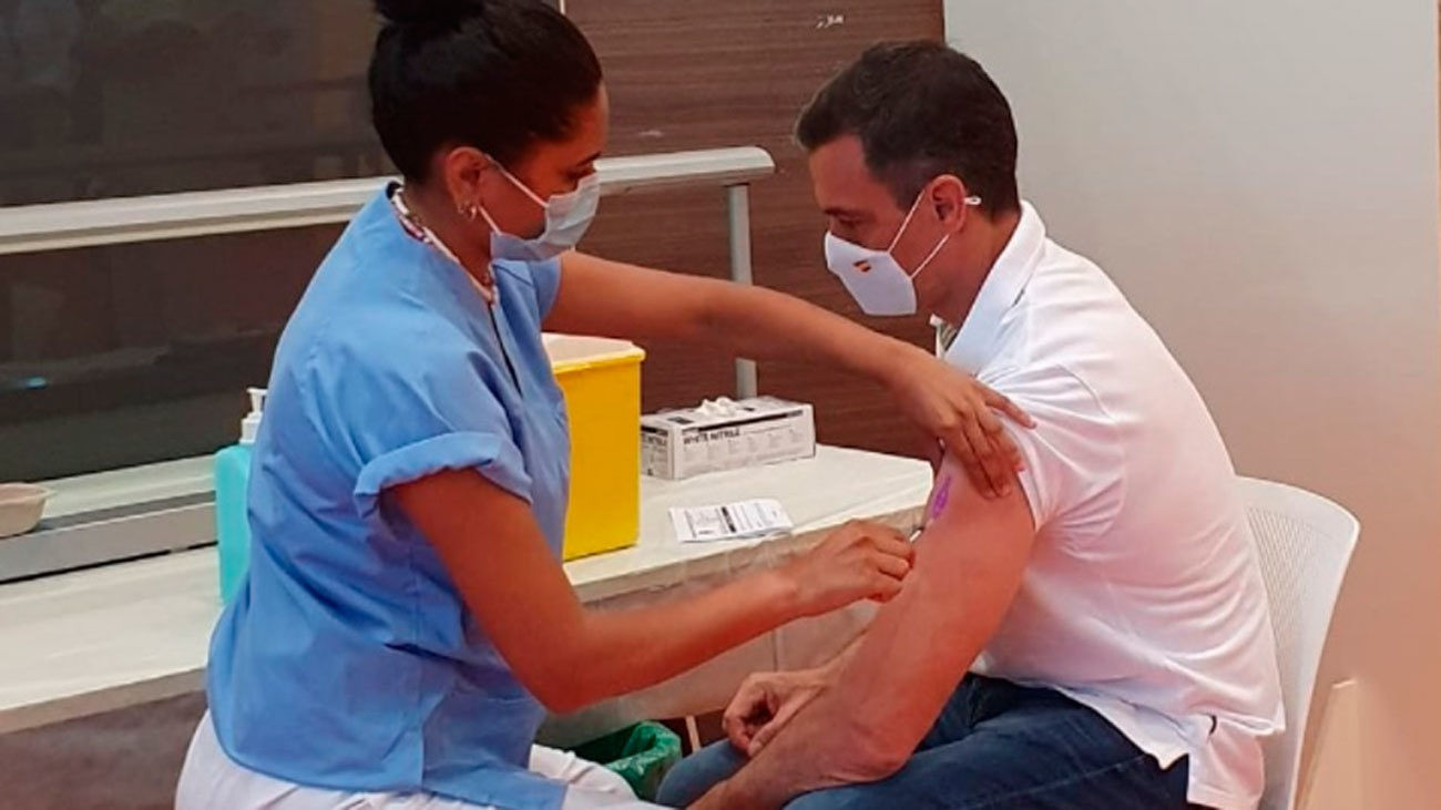 Sánchez recibe la vacuna contra la Covid