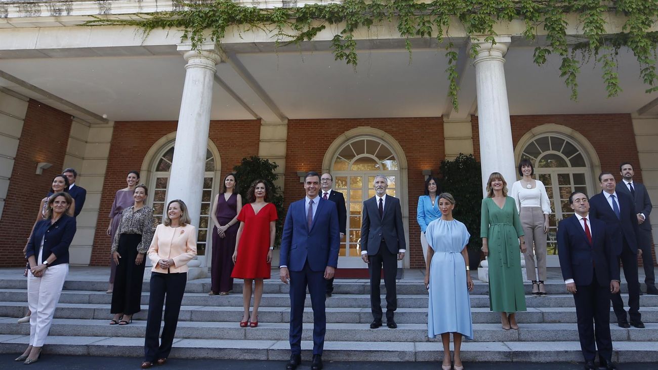 Foto de familia del nuevo Gobierno de Pedro Sánchez en las escalinatas del Palacio de la Moncloa