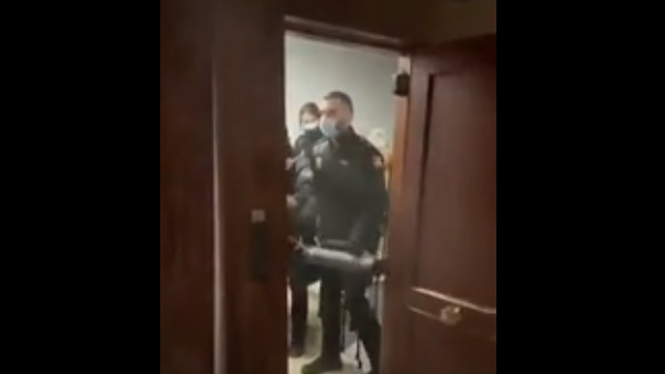 Policías entran en un piso de Madrid