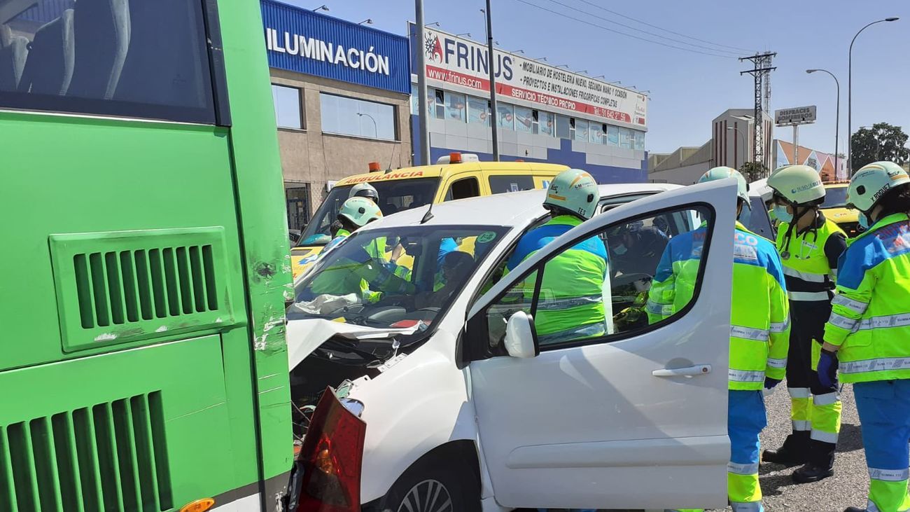 Equipos de emergencias atienden a los heridos dentro de sus vehículos