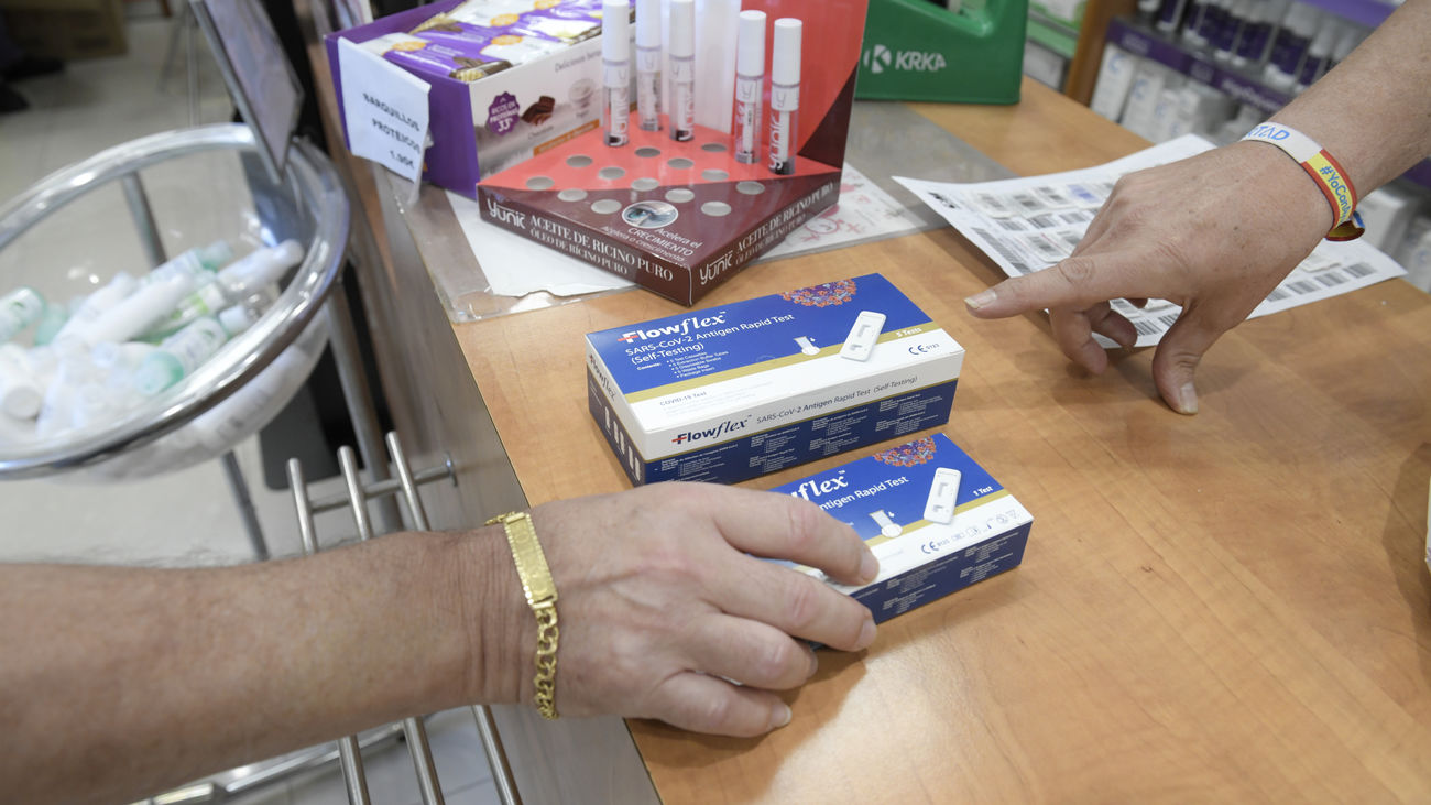 Un hombre compra un test de diagnóstico de Covid en una farmacia