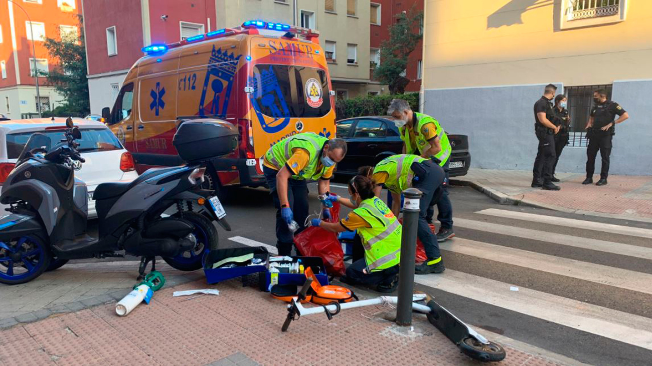 Sanitarios de Samur Protección Civil de Madrid atienden a un patinador atropellado