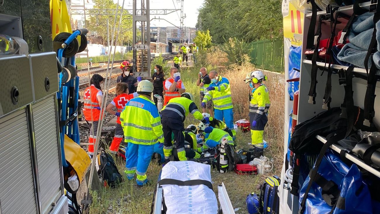 Servicios de emergencias auxilian a la mujer golpeada por el tren en Coslada