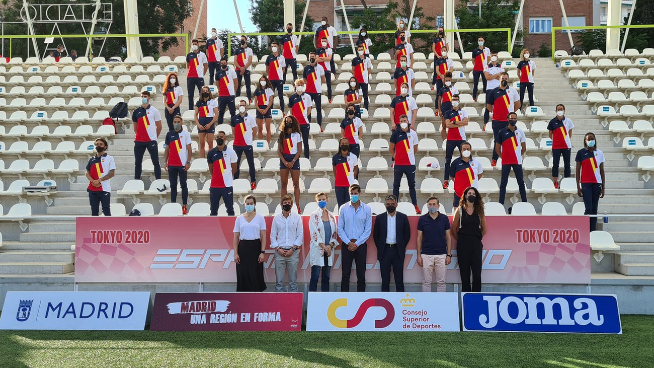 El equipo español de atletismo en el estadio de Vallehermoso