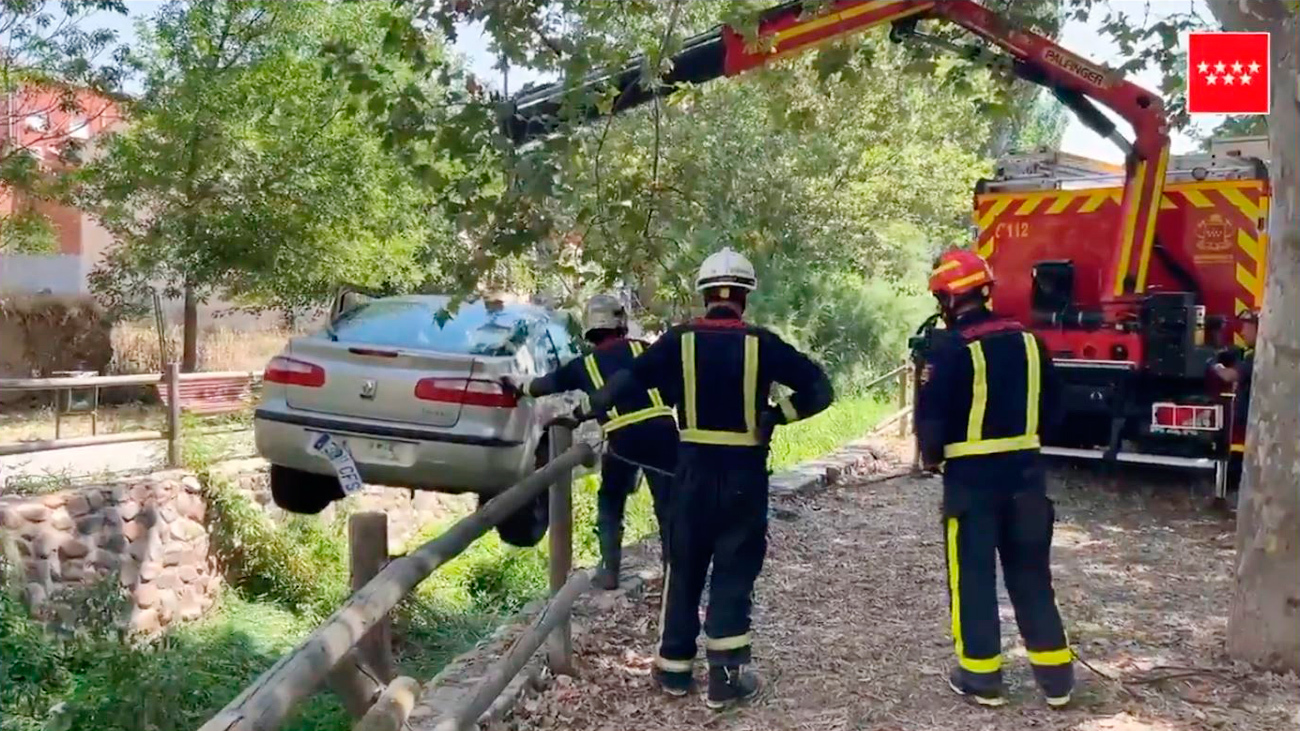 Bomberos de la Comunidad de Madrid rescatan el vehículo que cayó al cauce en Talamanca del Jarama