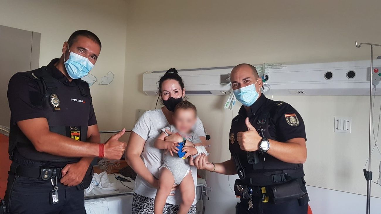Agentes de la Policía Nacional con la madre y el bebé
