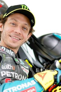 Valentino Rossi no se baja de la moto