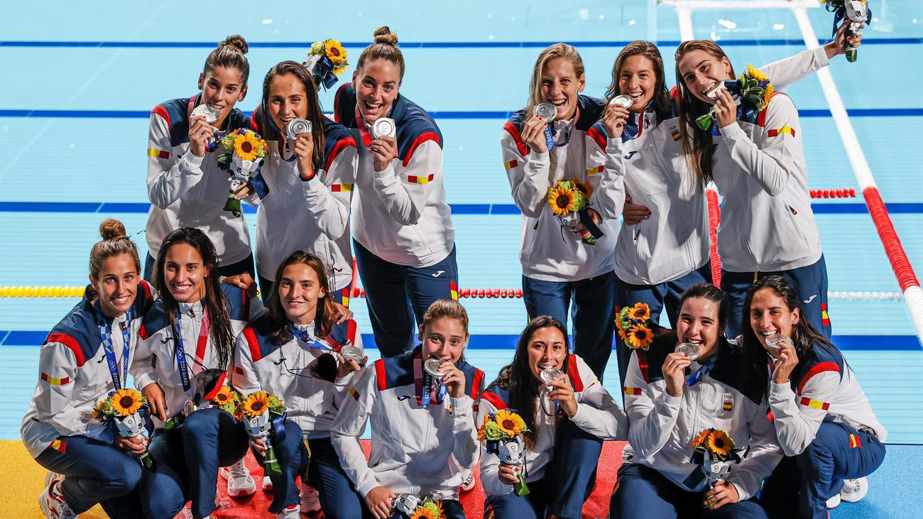 Las jugadoras españolas de waterpolo femenino celebran tras conseguir la medalla de plata