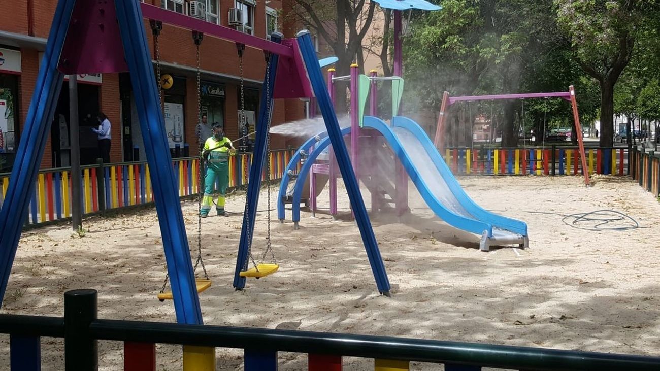 Desinfección de un parque infantil de Getafe