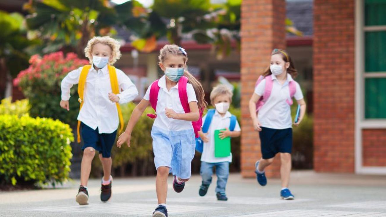 Niños y niñas con mascarilla