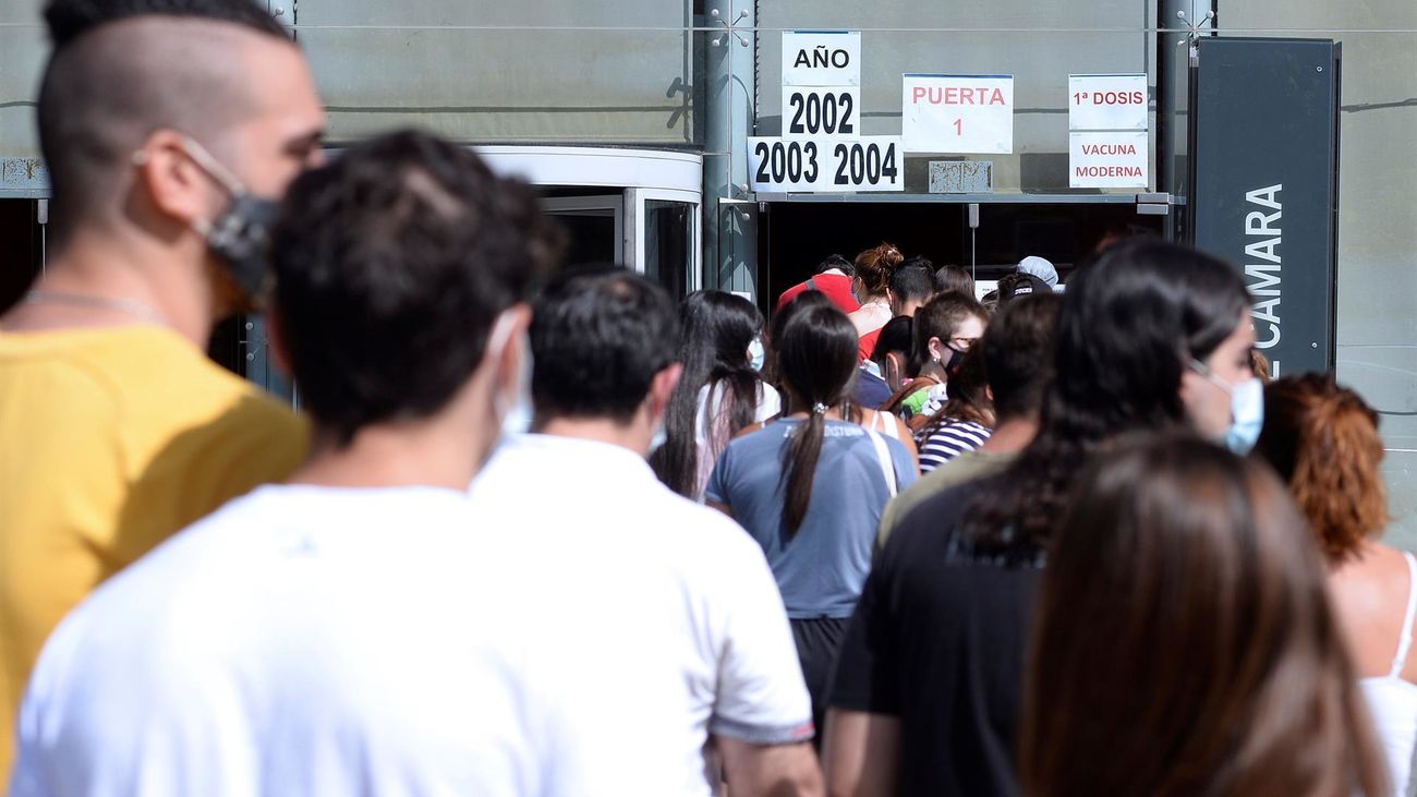 Jóvenes esperan a  ser vacunados en Valladolid