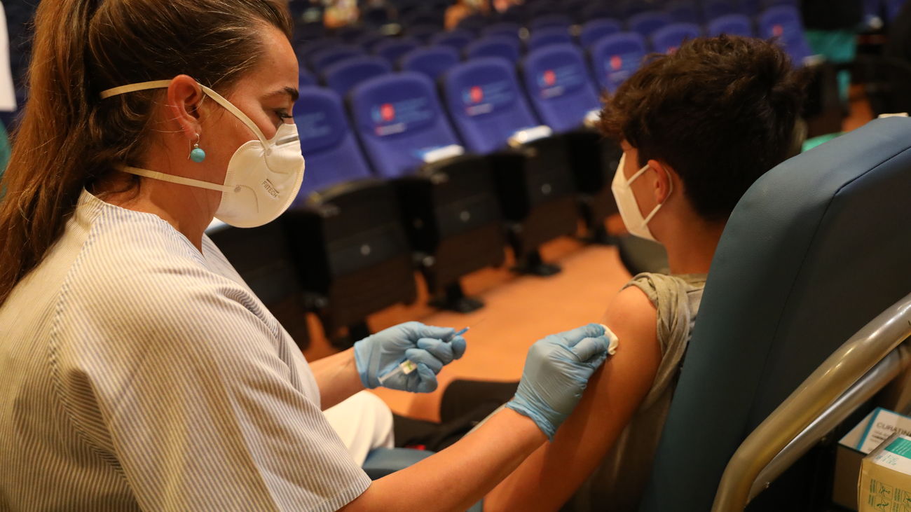 Una enfermera vacuna a un niño en el Hospital Gregorio Marañón de Madrid