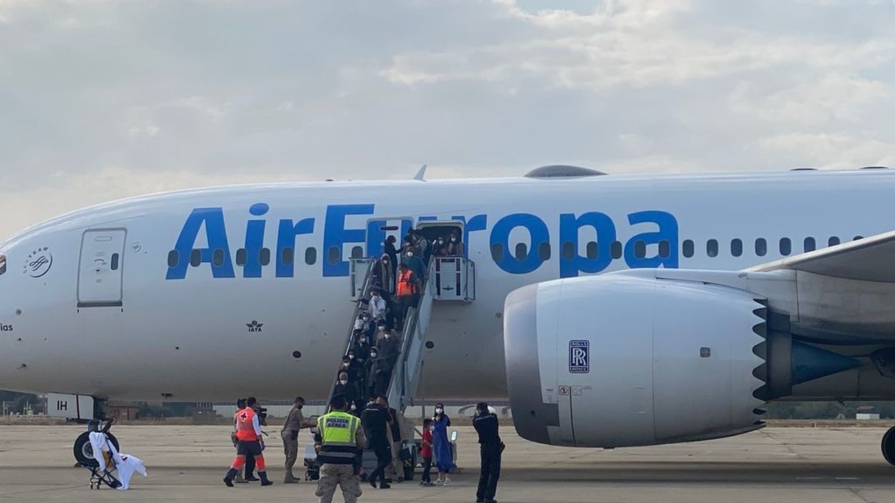 Imagen del avión que ha llegado a Torrejón de Ardoz con 292 afganos
