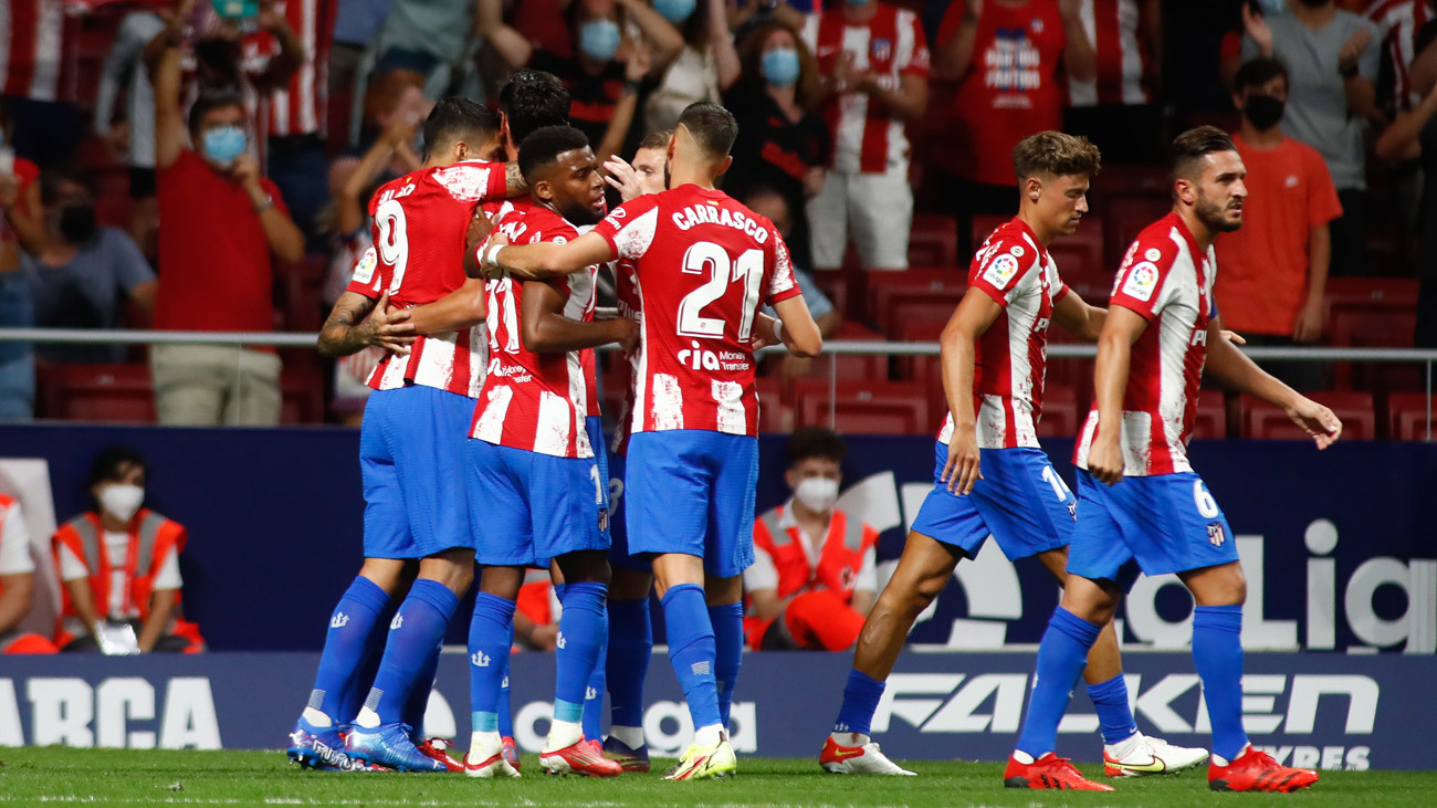 Luis Suárez se abraza a sus compañeros tras conseguir remontar el gol inicial del Villarreal