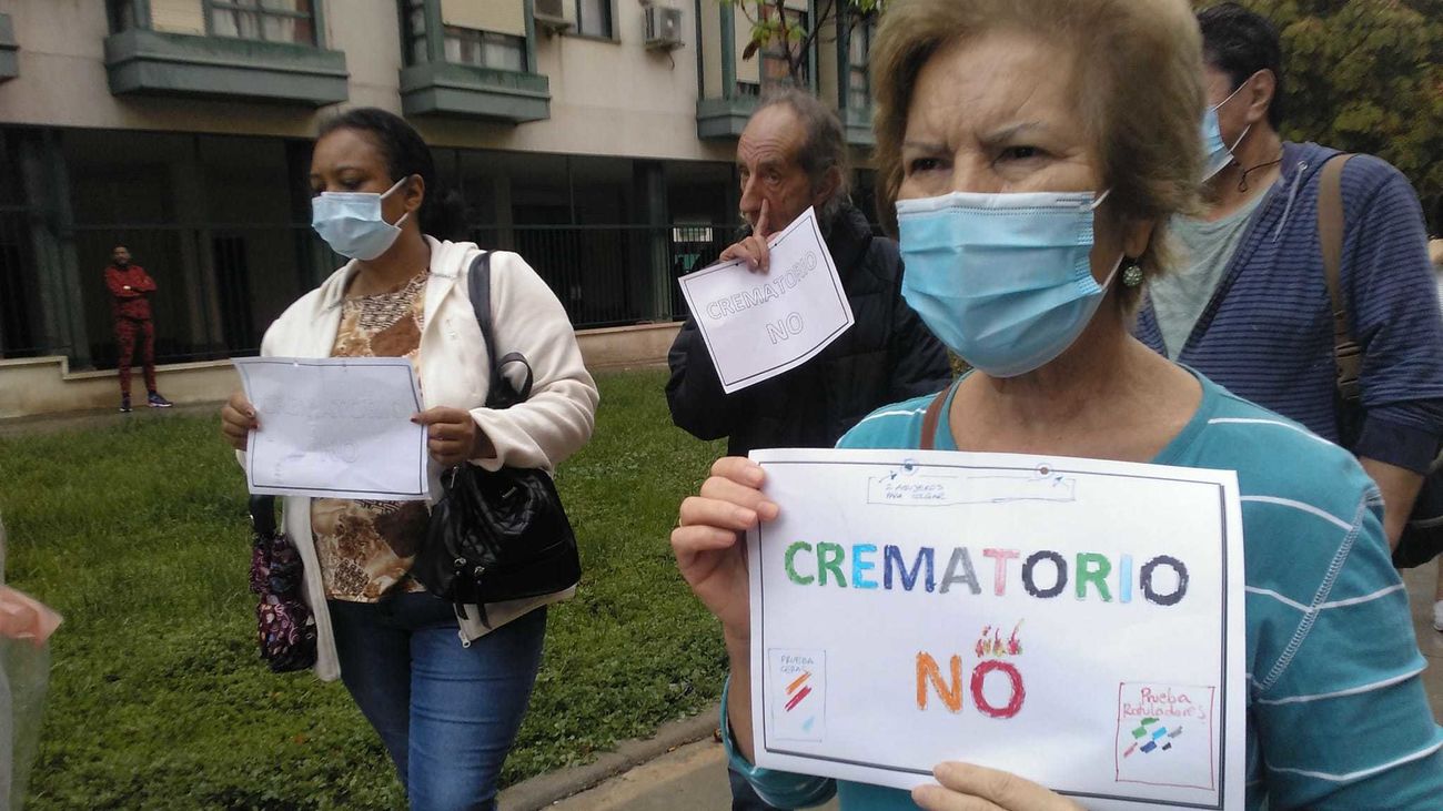 Participantes en una manifestación contra el crematorio de la M-40