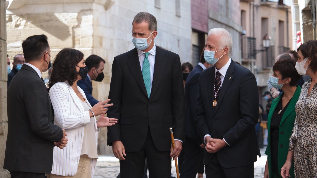 Felipe VI junto al alcalde de Logroño, Pablo Hermoso de Mendoza