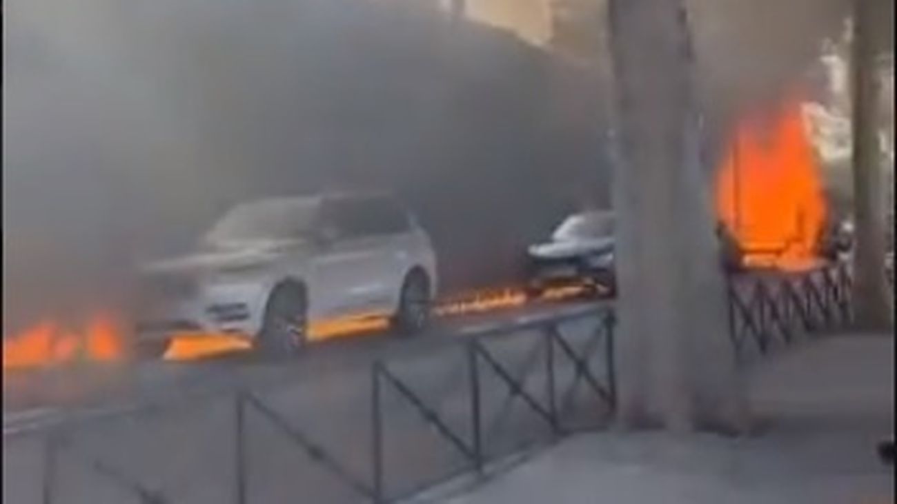 Reguero de fuego dejado por el vertido de gasolina inflamada