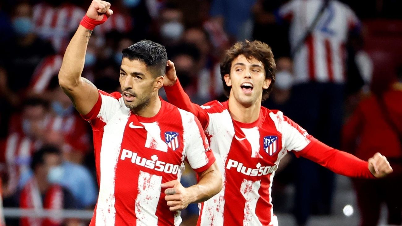 Luis Suárez y Joao Félix celebran uno de los goles